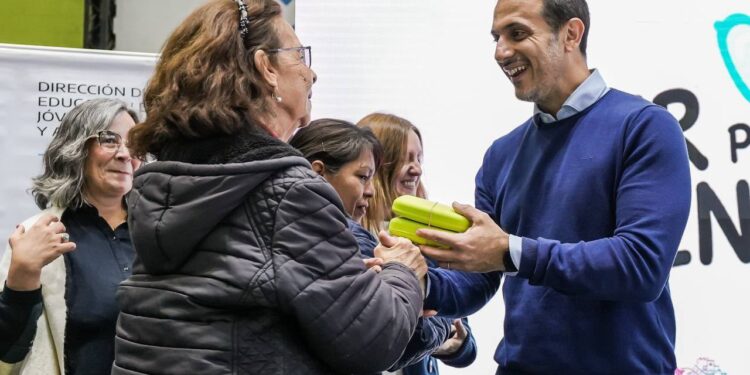 JULIÁN ÁLVAREZ ENTREGÓ ANTEOJOS A MÁS DE 300 ESTUDIANTES DE DISTINTAS ESCUELAS PRIMARIAS DE ADULTOS DE LANÚS
