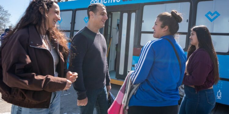 JULIÁN ÁLVAREZ INAUGURÓ EL NUEVO COLECTIVO SANITARIO EN EL BARRIO VILLA INDEPENDENCIA