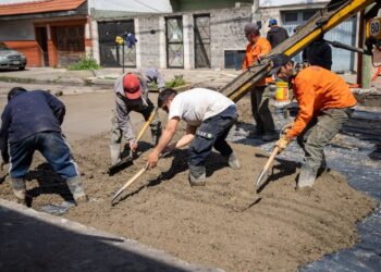 LANÚS GOBIERNO CONTINÚA CON LAS OBRAS DEL PLAN DE PAVIMENTACIÓN EN EL DISTRITO