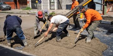 LANÚS GOBIERNO CONTINÚA CON LAS OBRAS DEL PLAN DE PAVIMENTACIÓN EN EL DISTRITO