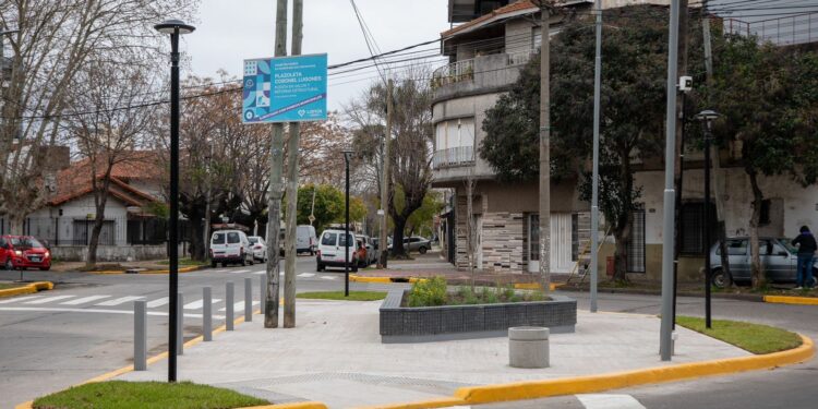 LANÚS GOBIERNO CONCRETÓ LA RENOVACIÓN DE LAS PLAZOLETAS DEL CORREDOR LUGONES Y CONTINÚA CON EL MEJORAMIENTO DE LA PLAZA JOSÉ HERNÁNDEZ