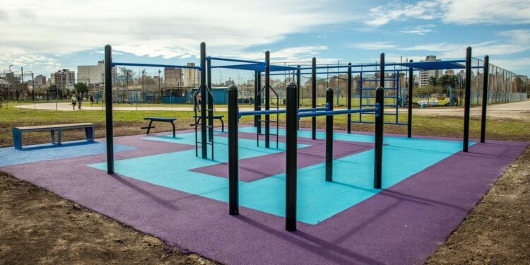 LANÚS GOBIERNO INAUGURÓ EL NUEVO CENTRO DE CALISTENIA DEL PARQUE CENTRAL LAS COLONIAS