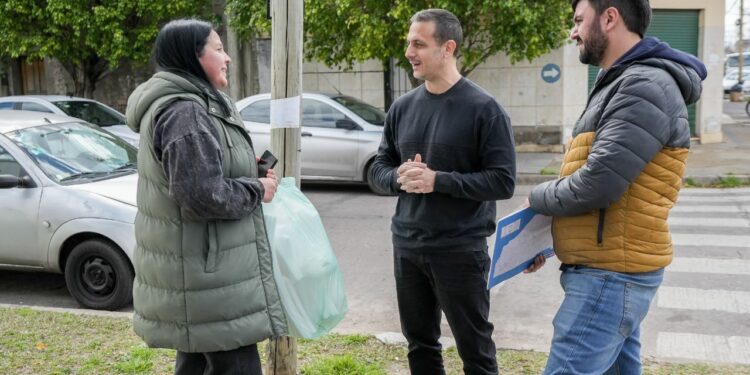 JULIÁN ÁLVAREZ RECORRIÓ LAS OBRAS DE PAVIMENTACIÓN QUE SE LLEVAN ADELANTE EN EL BARRIO VILLA DE LOS INDUSTRIALES