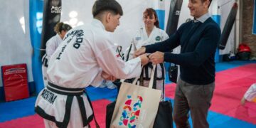 JULIÁN ÁLVAREZ ENTREGÓ SUBSIDIOS E INDUMENTARIA A DEPORTISTAS LANUSENSES QUE PARTICIPARÁN DE LA COPA DEL MUNDO DE TAEKWON-DO ITF