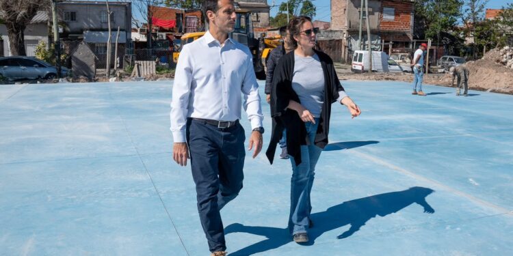 JULIÁN ÁLVAREZ RECORRIÓ LOS AVANCES DE LA OBRA DEL NUEVO POLIDEPORTIVO EN EL BARRIO LA MAQUINITA
