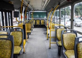 MENOS TRABAJO, MENOS PASAJEROS: LA CRISIS ECONÓMICA TAMBIÉN VACÍA LOS COLECTIVOS