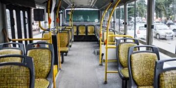 MENOS TRABAJO, MENOS PASAJEROS: LA CRISIS ECONÓMICA TAMBIÉN VACÍA LOS COLECTIVOS
