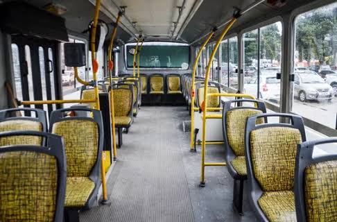 MENOS TRABAJO, MENOS PASAJEROS: LA CRISIS ECONÓMICA TAMBIÉN VACÍA LOS COLECTIVOS